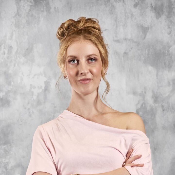 Claire Sutton ~Anne~